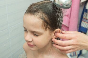 10 tips til at lære børn at rense ører